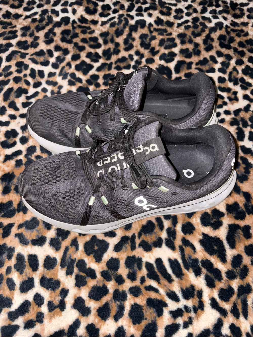 OnCloud Running Women's Cloudsurfer size W9 Athletic Shoes